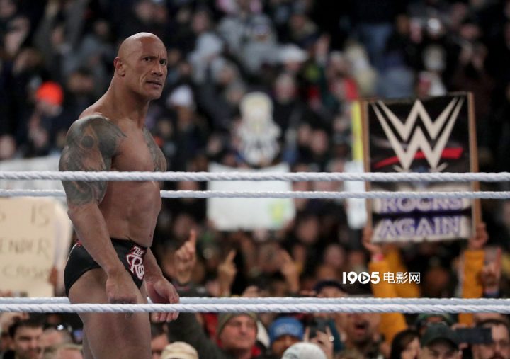 巨石强森参加摔跤赛为新片《粉碎机》热身，并入选WWE名人堂