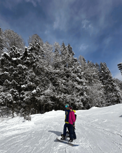 胡定欣元宵佳节首晒“与男友滑雪”甜蜜照-1