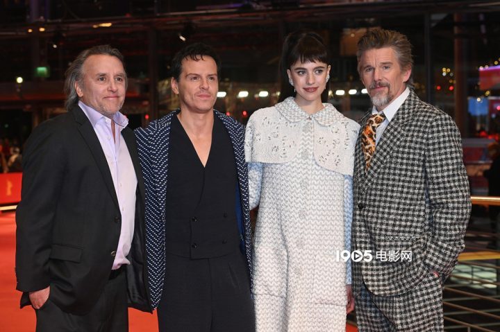 《蓝月亮》柏林首映盛典：玛格丽特·库里领衔主创登场-1