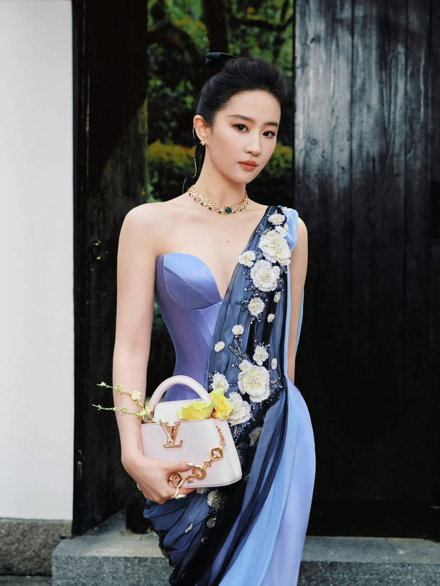 刘亦菲着丝缎礼服，持油纸伞显古典韵味-1