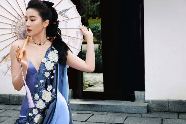 刘亦菲着丝缎礼服，持油纸伞显古典韵味-1