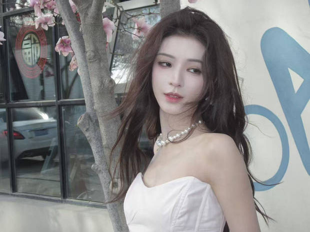 张予曦白裙甜美仙气，四月春风中超凡脱俗-1