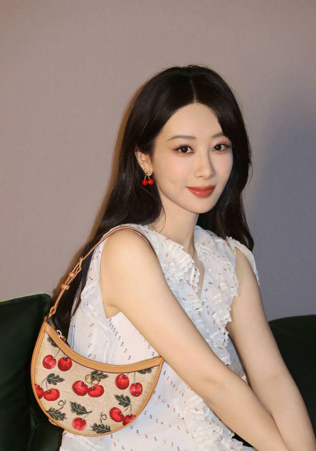 杨紫穿粉色吊带 甜笑展温柔-4