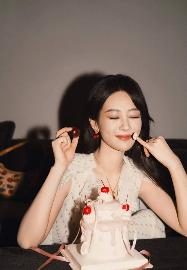 杨紫穿粉色吊带 甜笑展温柔-2
