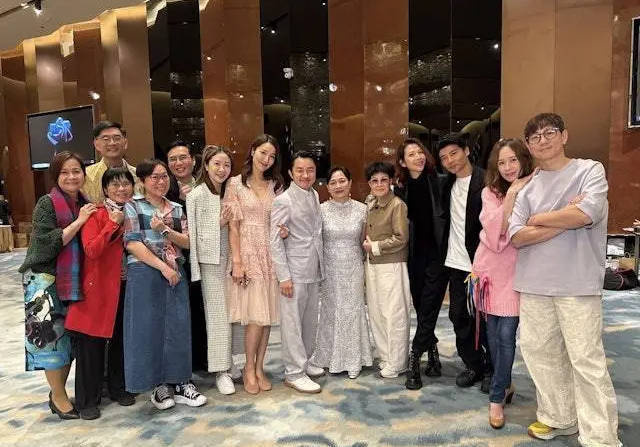 王祖蓝银色礼服出席妹妹婚礼，喜悦溢于言表-1