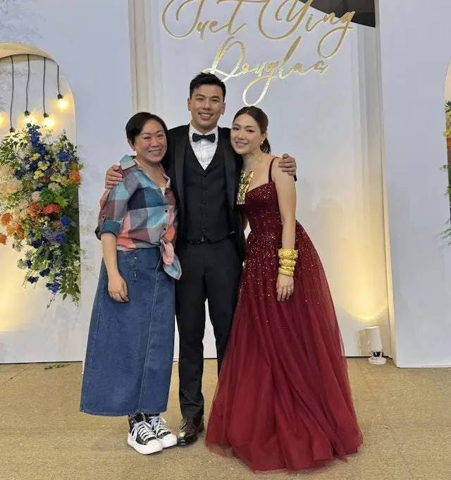 王祖蓝银色礼服出席妹妹婚礼，喜悦溢于言表-2