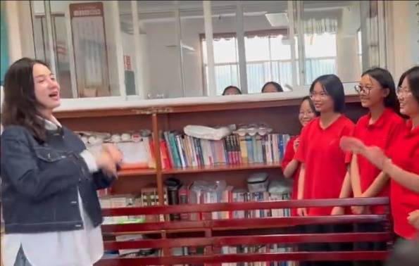 山花烂漫时》剧组回访张桂梅，宋佳与学生共唱《红梅赞-2