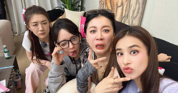 黄圣依晒与陈梦程潇李嘉格搞怪合照，鬼脸抢镜-3