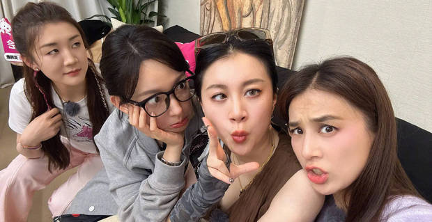 黄圣依晒与陈梦程潇李嘉格搞怪合照，鬼脸抢镜-2