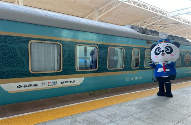 中国电影消费年启动：《跟着电影去旅游》主题列车首发-1