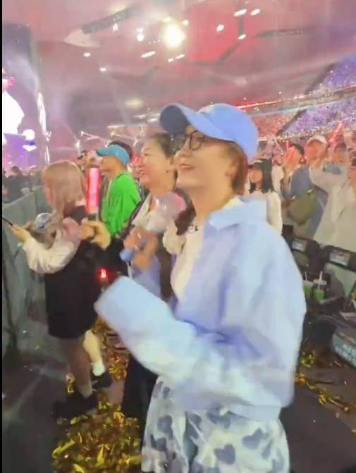 张杰演唱会：陈梦蓝衬衫变身‘蹦迪少女’-2
