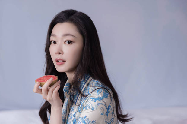 宋轶穿中式绣装，如青瓷般美，手拈繁花绘诗意画-2
