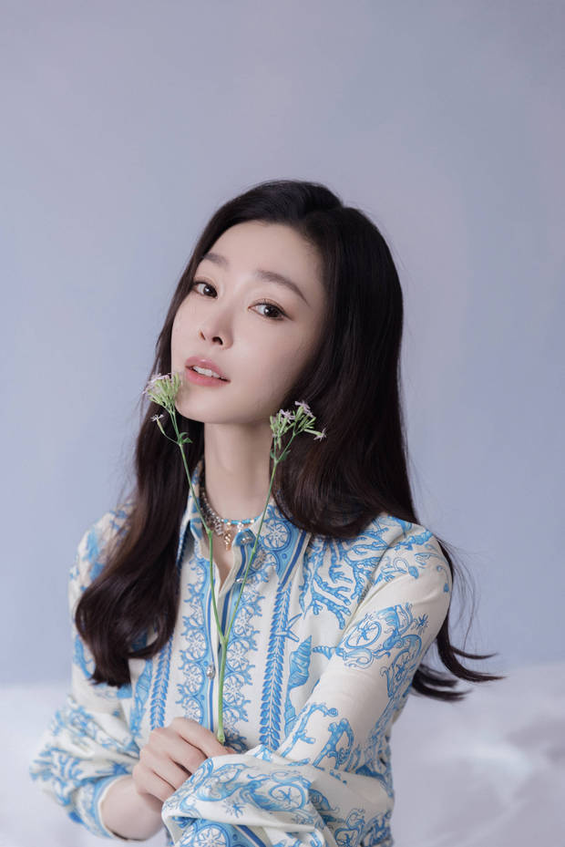 宋轶穿中式绣装，如青瓷般美，手拈繁花绘诗意画-4
