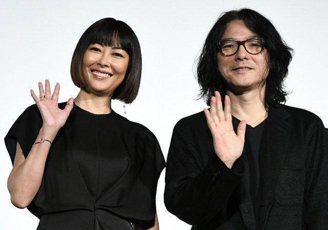 泪洒现场！岩井俊二中山美穗告别式，缅怀挚友情深-1