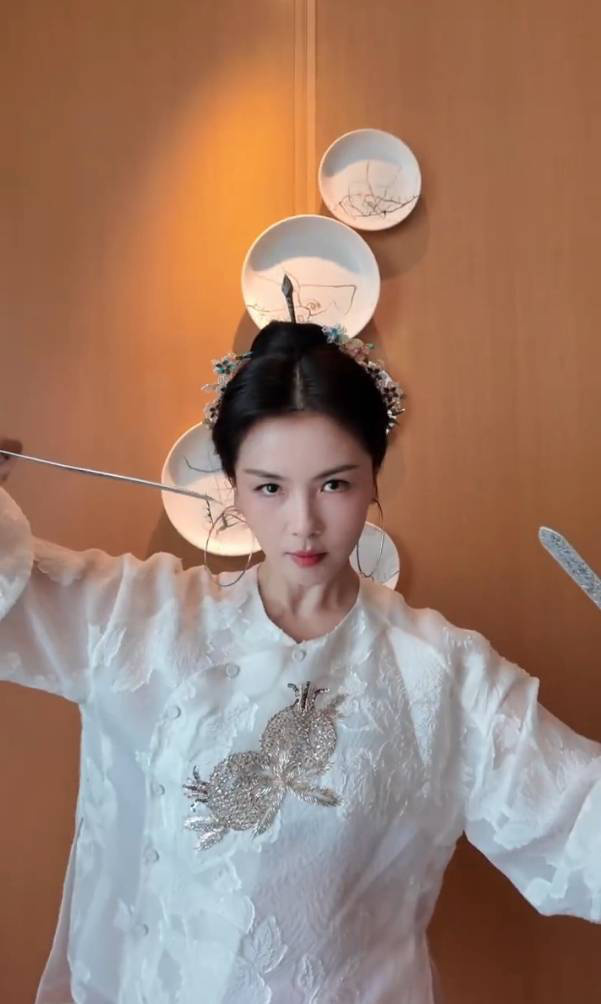 “三条簪”下刘涛：侠女风范，眼神显坚毅-2