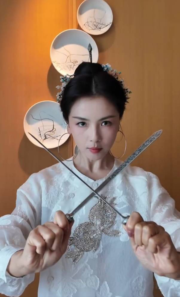 “三条簪”下刘涛：侠女风范，眼神显坚毅-1