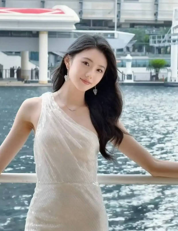 刘浩存白裙造型《高级感》 怼脸镜头《明艳夺目》-1