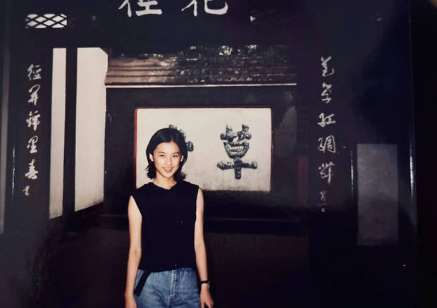 黄圣依15岁《黑坎肩》旧照曝光，青春灵动颜值爆表-1
