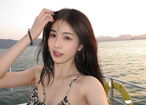 白鹿豹纹吊带海边漫步，笑容甜美自然-1