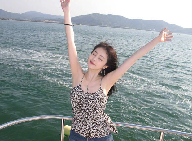 白鹿豹纹吊带海边漫步，笑容甜美自然-2