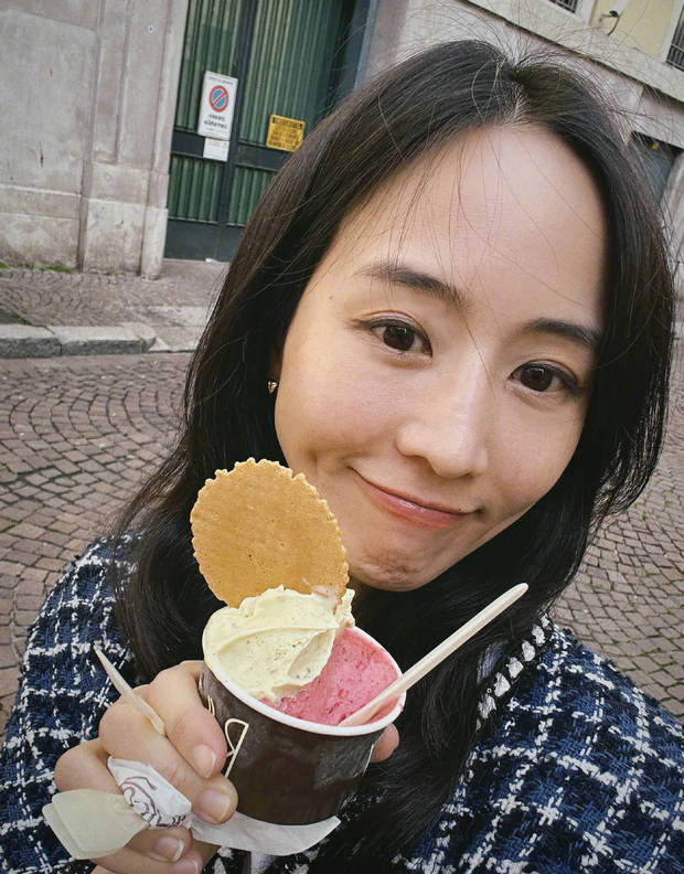 张钧甯生日晒素颜海边照 戴墨镜漫步惬意-1