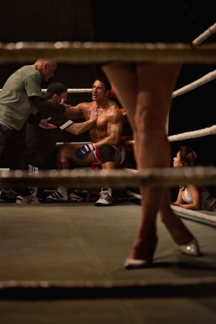《粉碎机》预告首发：道恩·强森演绎UFC传奇风采-1