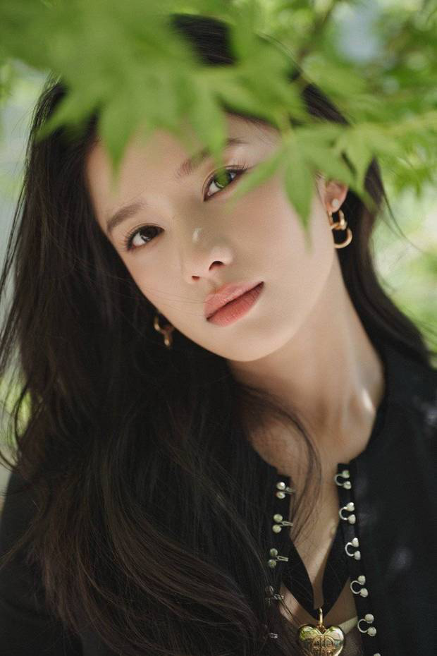 张婧仪西装风展现利落，微卷发甜美满分-1