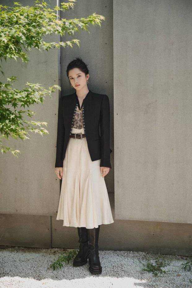 张婧仪西装风展现利落，微卷发甜美满分-4