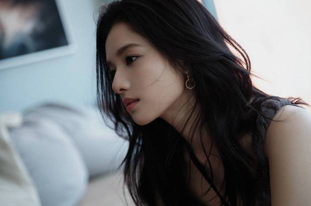 张婧仪西装风展现利落，微卷发甜美满分-3