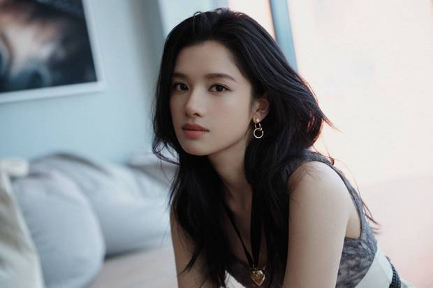 张婧仪西装风展现利落，微卷发甜美满分-2
