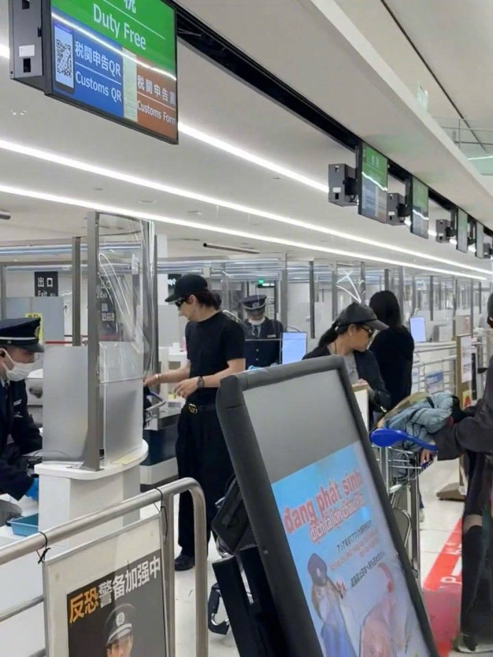 戚薇李承铉带女Lucky现身日本机场，十岁乖巧模样抢镜-1