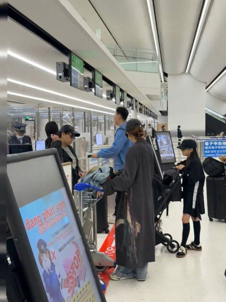 戚薇李承铉带女Lucky现身日本机场，十岁乖巧模样抢镜-2