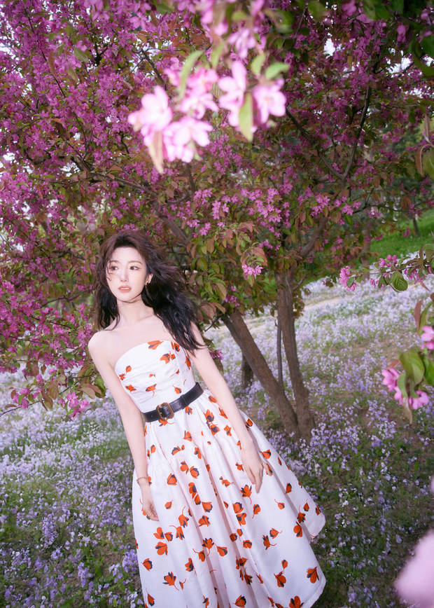 毛晓彤印花裙漫步公园，甜少女感满屏溢-1