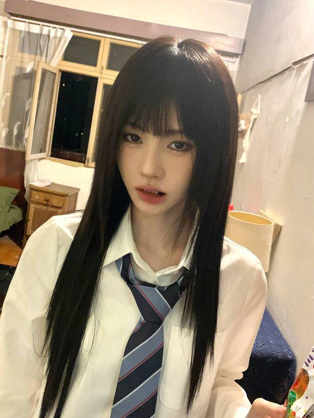 鞠婧祎《学院风》新造型，黑发齐刘海甜美酷感-1