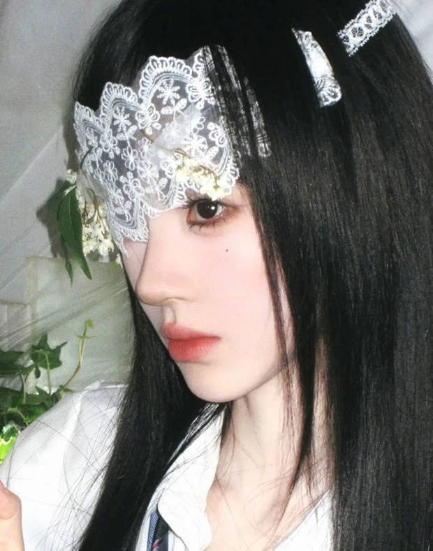 鞠婧祎《学院风》新造型，黑发齐刘海甜美酷感-3