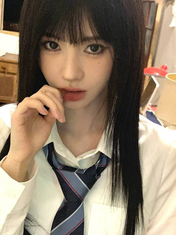 鞠婧祎《学院风》新造型，黑发齐刘海甜美酷感-1