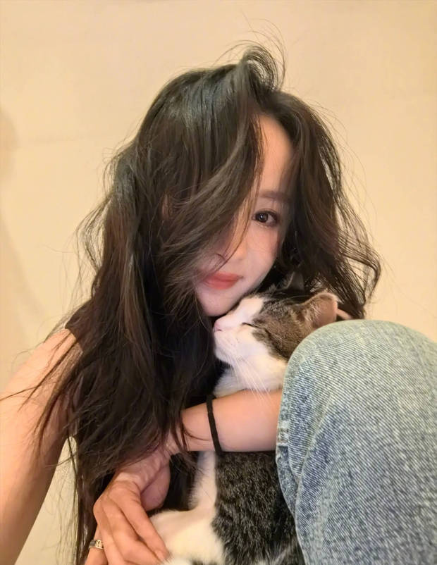 杨幂立夏晒照，与猫咪亲昵画面温馨-2