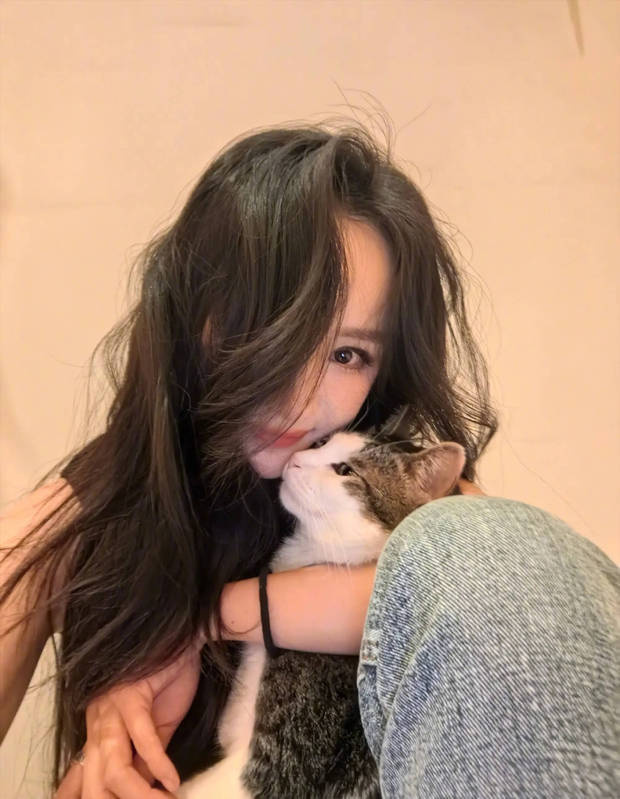 杨幂立夏晒照，与猫咪亲昵画面温馨-3
