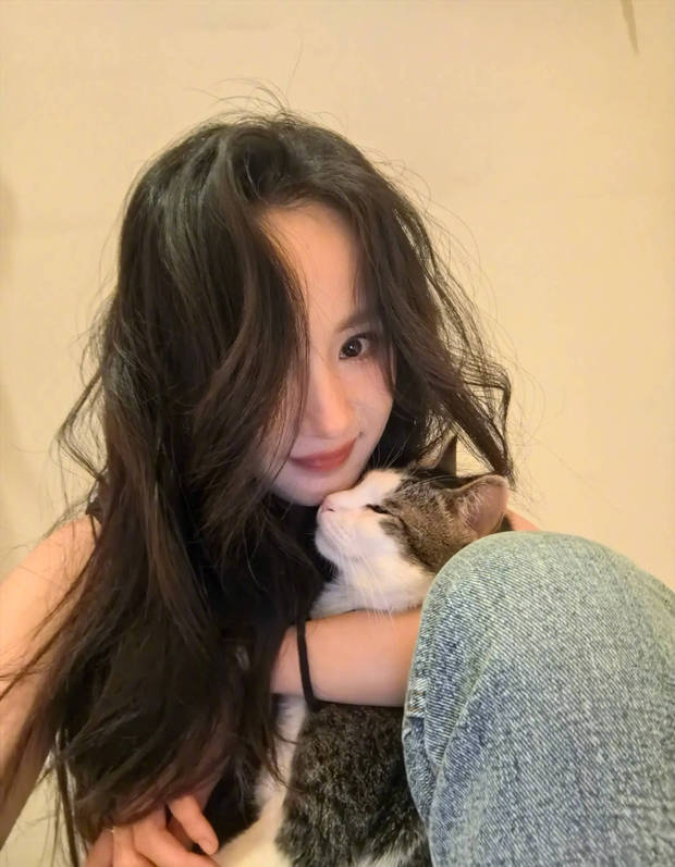 杨幂立夏晒照，与猫咪亲昵画面温馨-1