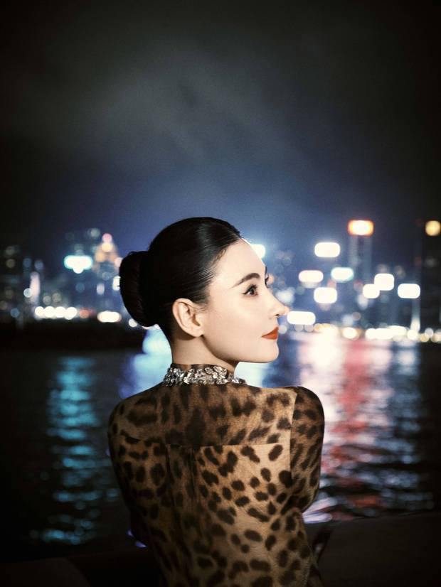 张柏芝复古豹纹裙，维港风情再现《喜剧之王》经典-2